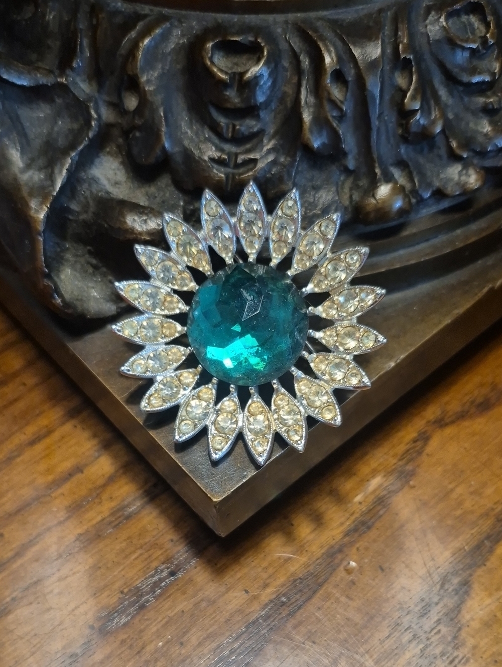 Sarah Coventry Round Emerald Green Crystal Sunburst Brooch